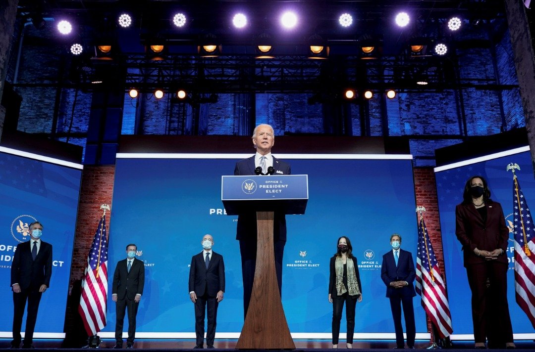 美国总统当选人拜登在记者会上，介绍其提名的6名国安团队成员。外界认为，此次公布的提名人选均为奥巴马政府的前官员，被视为象征回归奥巴马时代多边主义路线。（图取自路透社）
