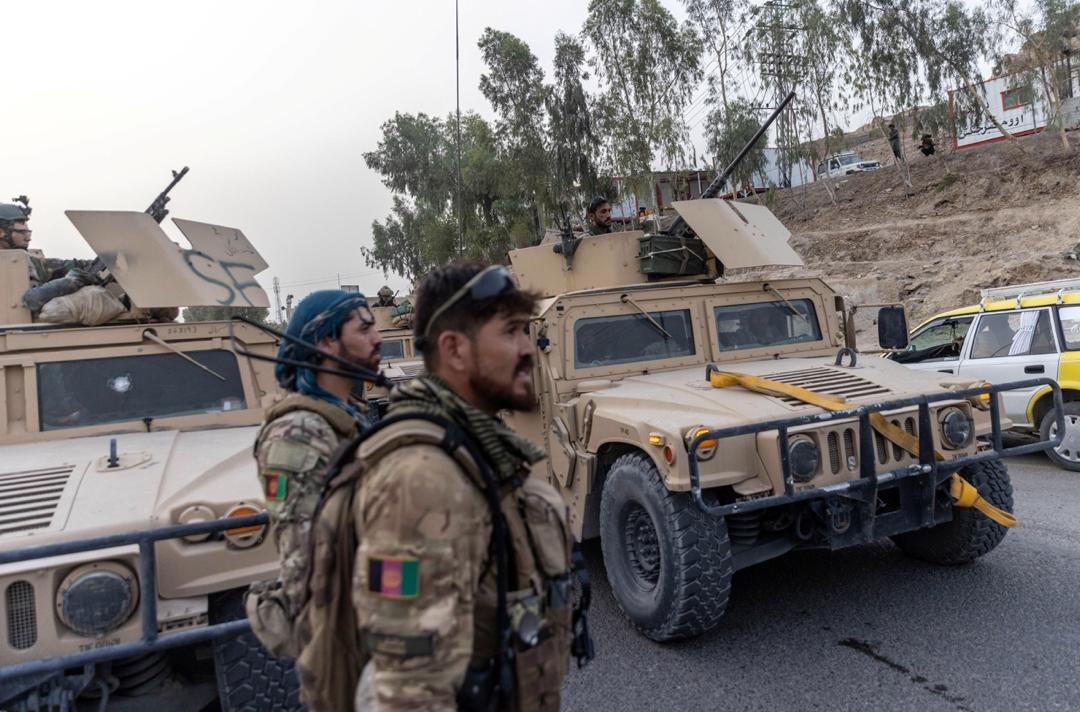 阿富汗特种部队的车队前往坎大哈省，营救一名在检查站遭塔利班围困的警员。（图取自路透社）