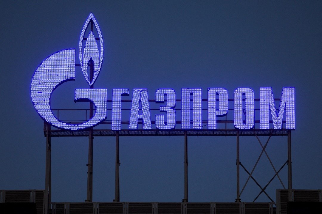 俄罗斯圣彼得堡一个商业中心的外墙上挂有俄罗斯天然气公司的标志。（图取自路透社）