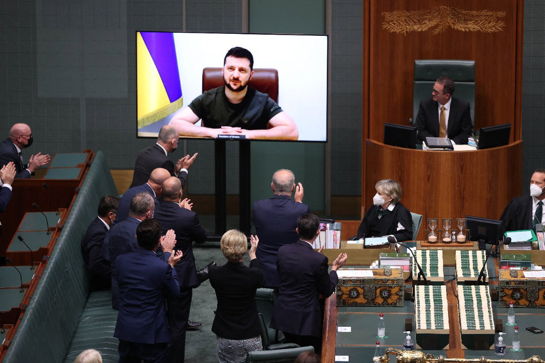 乌克兰总统泽连斯基周四在澳洲国会以视像方式发言，呼吁澳洲对俄罗斯采取更严厉的制裁，其发言获得众议员鼓掌支持。（图取自法新社）