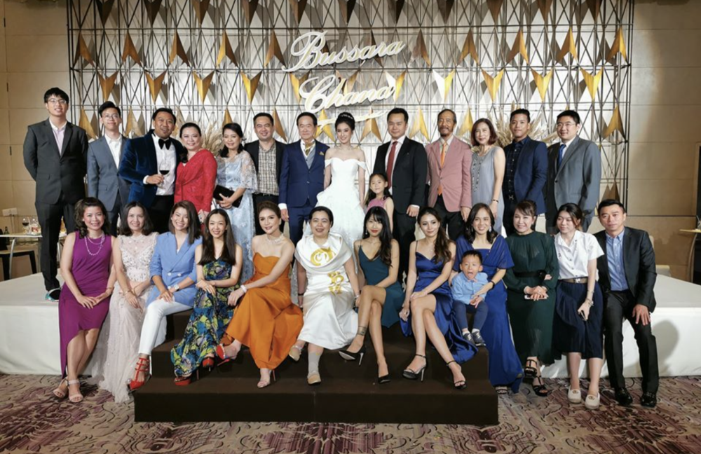 Pria 70 tahun yang menikahi wanita usia 20 tahun viral media sosial. Pernikahan tersebut merupakan pernikahan pertama sang pria, dengan mahar Rp 9,3 Milyar. (Facebook/Oriental Daily)
