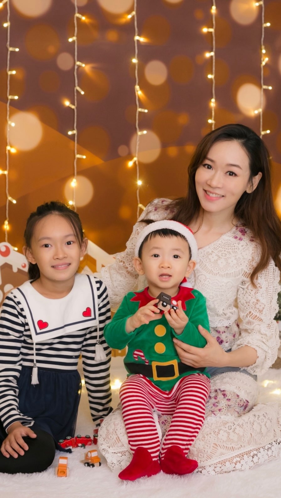 杨思琦2019年与圈外男友结婚，如今育有一双儿女。