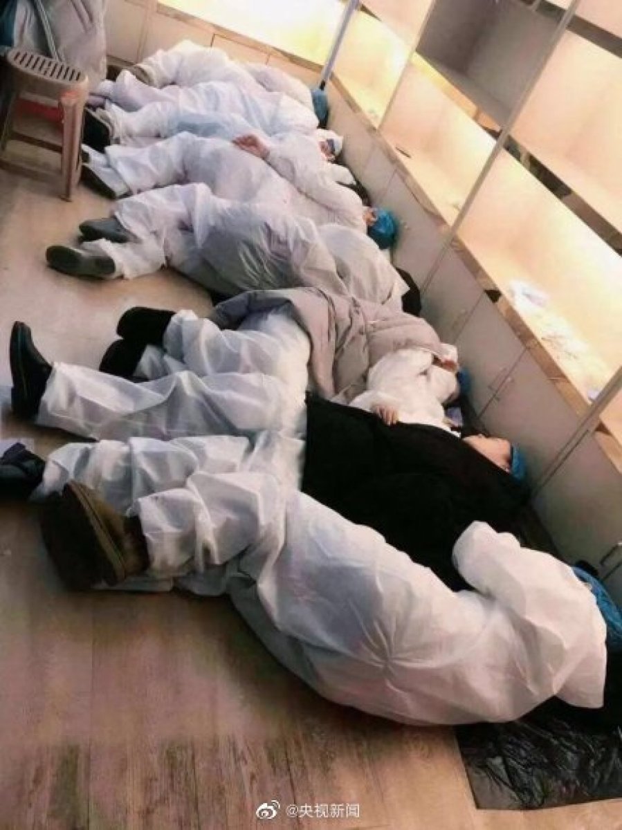 FOTO-FOTO Dokter & Perawat Lelah Rawat Pasien Virus Corona, Tidur Meringkuk di Lantai hingga Bangku 